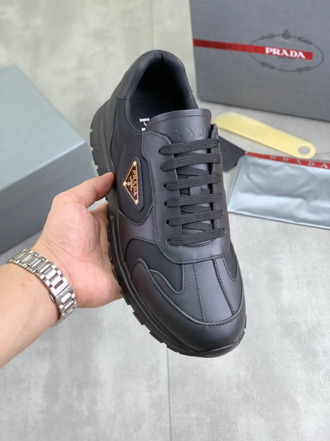 Men's men's shoes 💰P560 💰 [New style] popular models on the official website, 🆘 Trendy brand (Prada) mainly promotes popular models, avant-garde and versatile fashionable men's shoes private version mold opening, cowhide surface splicing 1:1.. Fashionable and simple, original imported cowhide lining cowhide feet; the atmosphere and personality are more fashionable, eye-catching and pursuing class. It will subvert the old idea and be a must-have for fashion trendsetters with you! Must keep it! Tall and comfortable, large and low, high-end quality workmanship. Size: 38-44 3️⃣colors available.